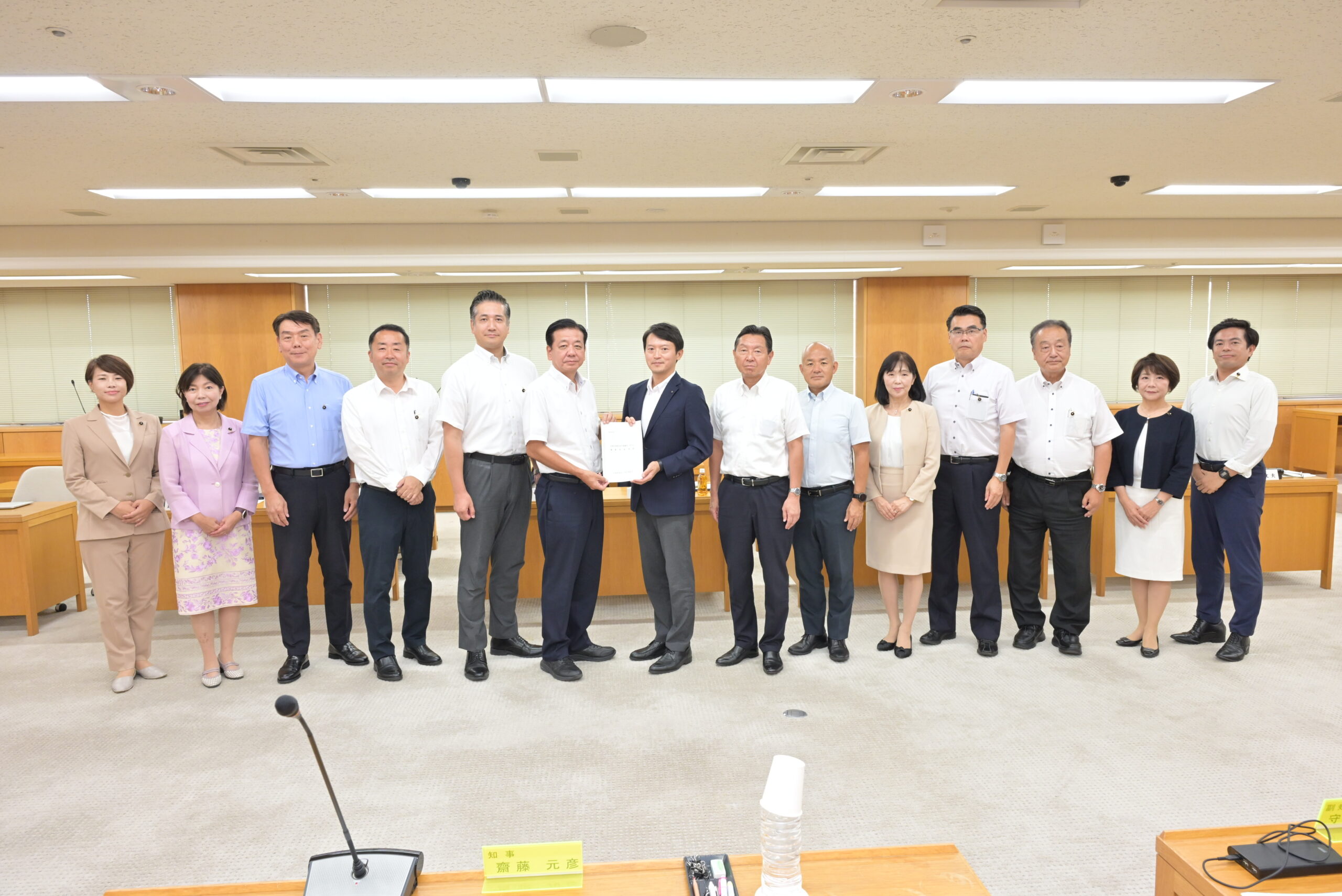 県有資産の徹底的な棚卸しと、県民の命と暮らしを守る「令和9年度重要政策提言」を知事に手交